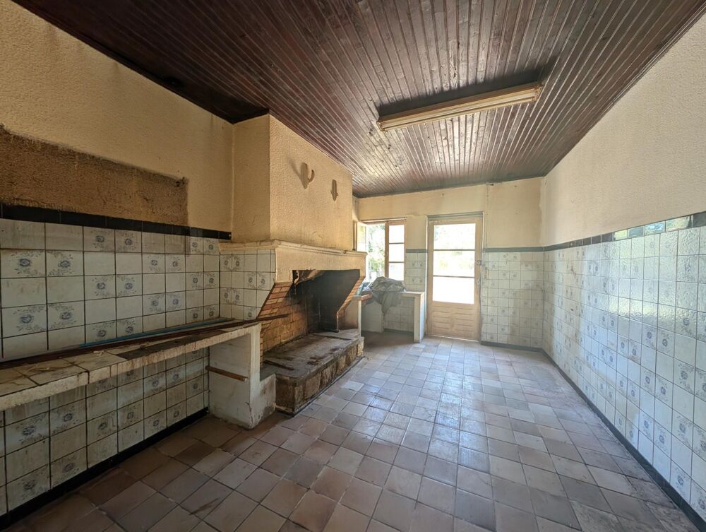 Maison en pierre à rénover intégralement 2 chambres avec jardin