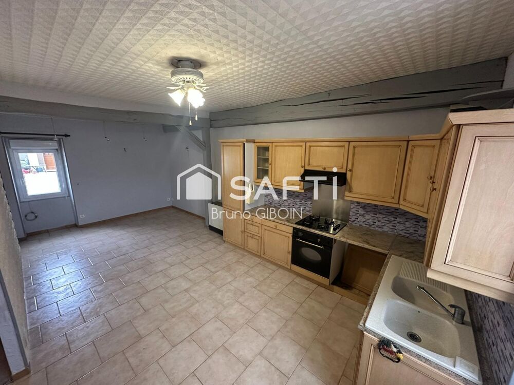 Maison de ville, 81 m², 3 pièces, stationnement, cour et cave