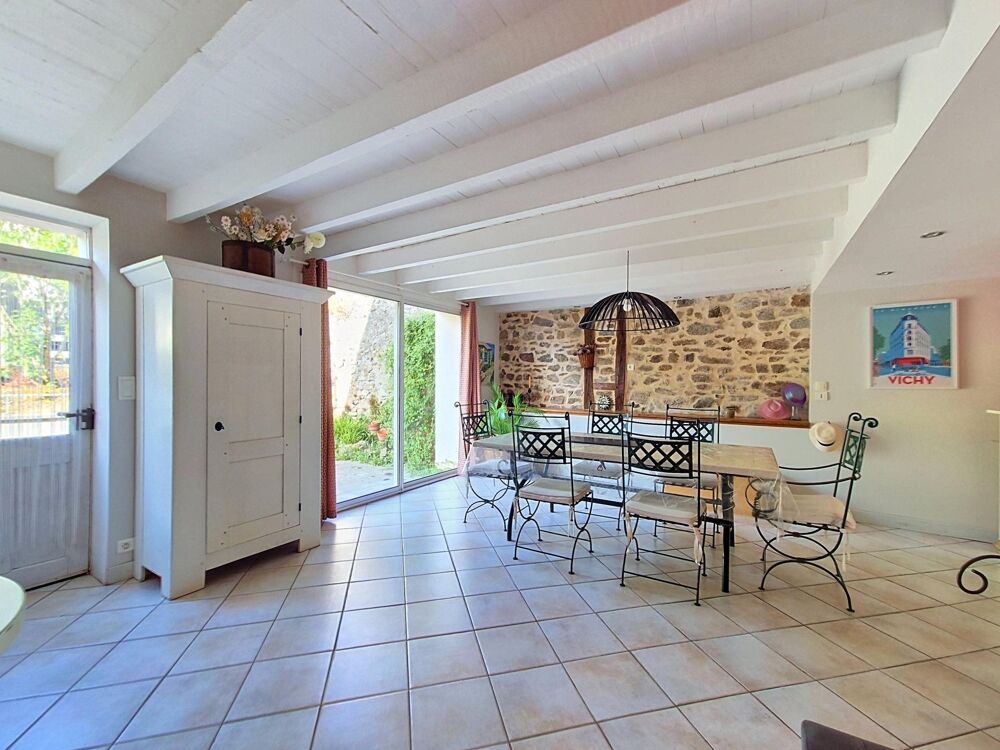 Vente Maison Maison de charme rénovée – 123 m² – Pierres et poutres apparentes – Laprugne Laprugne