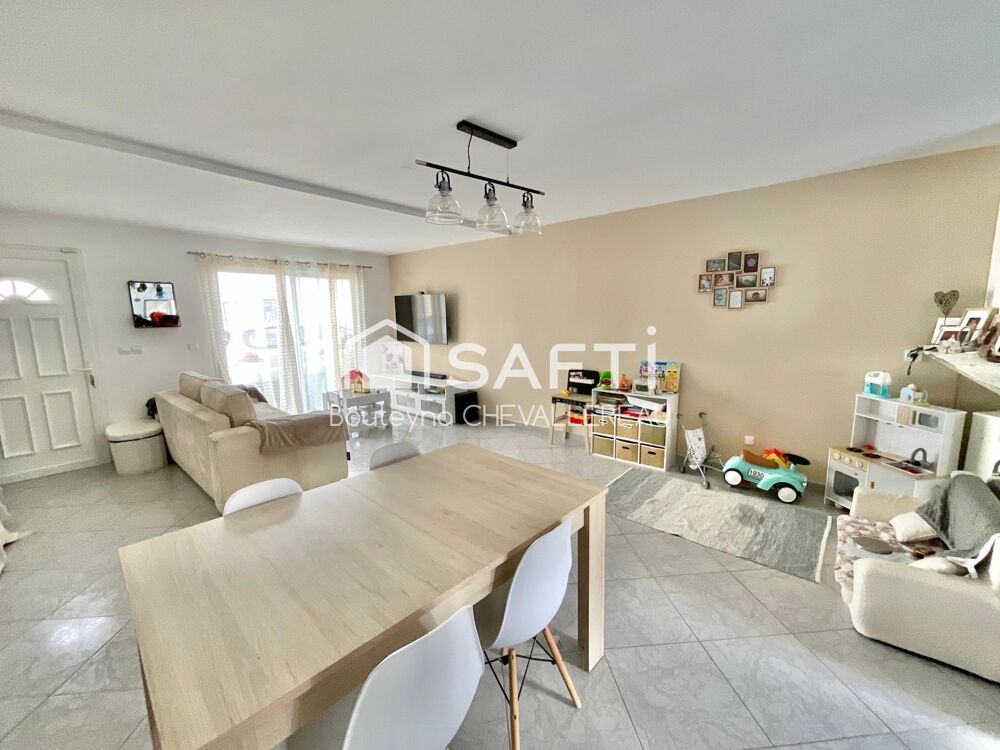 Maison de 84m2 avec terrasse et stationnement.