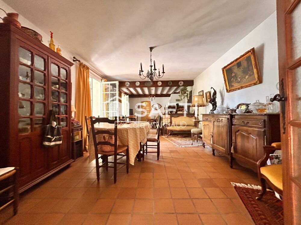 Villa avec piscine, sur 2165 m² clôturé, arboré, à l'abri des regards, au calme.