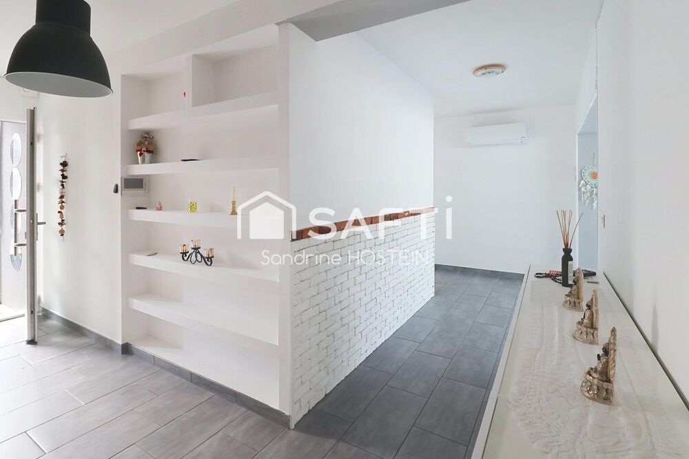 Maison individulele de 140m2 avec pisicne et 2 garages.