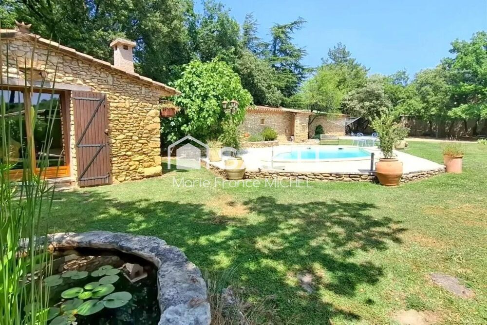 Au pied de Gordes, propriété de caractère composée de 3 maisons en pierre sur 7 750 m² de terrain, idéale pour projet familial o