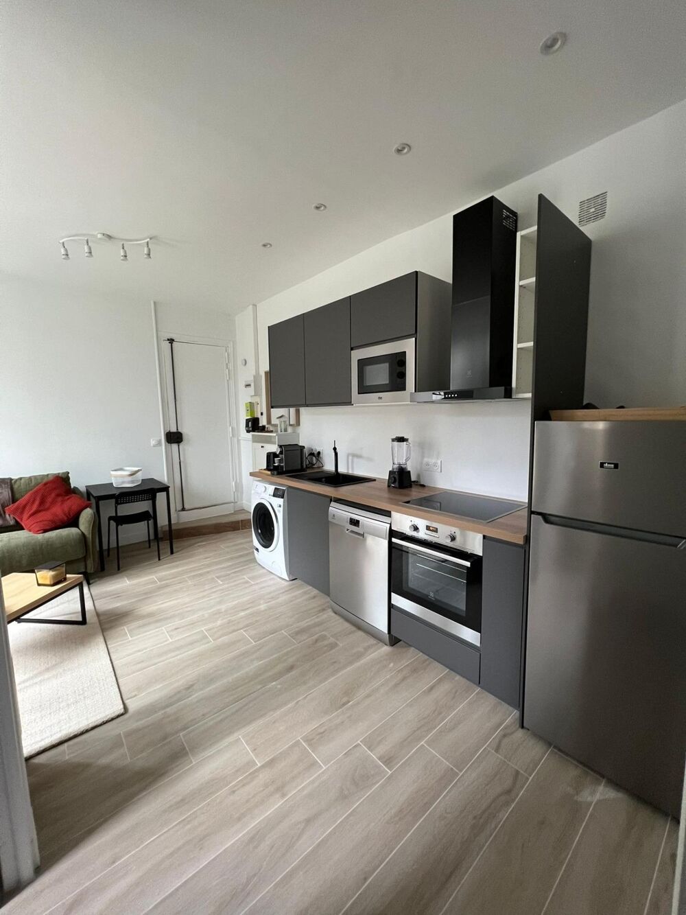 RDC cour privative 20 m2, refait à neuf, proche métro
