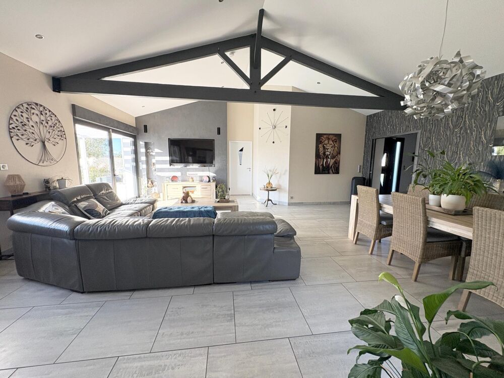Vente Maison Maison plain pied 194 m2, 5 chambres, piscine, au pied des commerces Marsilly
