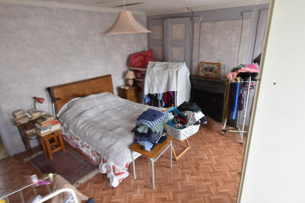 Idéalement située à Romaneche thorins cette maison à rénover est idéale pour la création de plusieurs logements