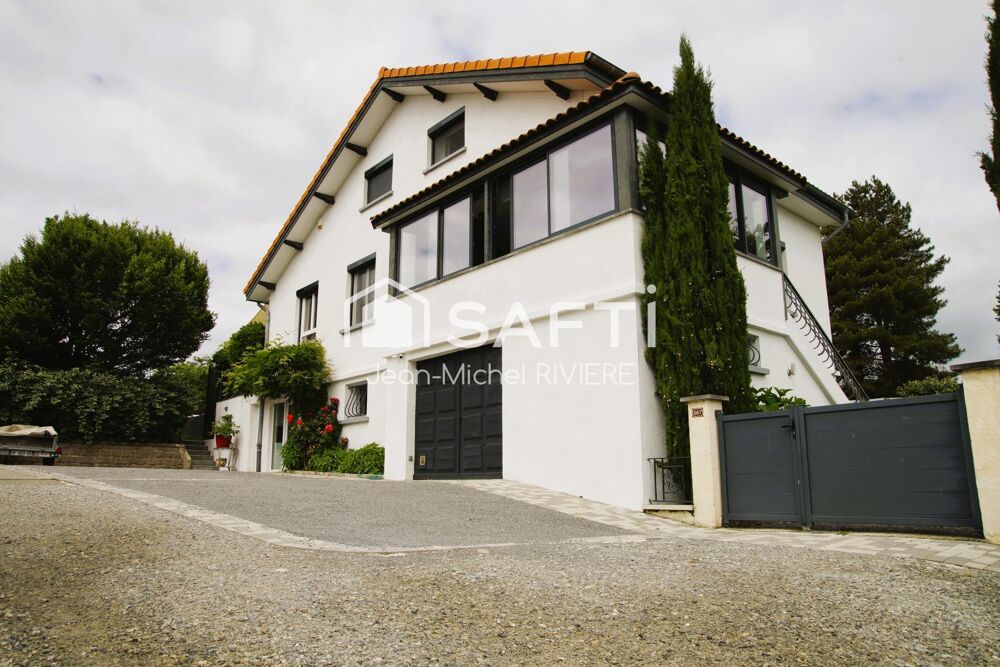 Je vous invite à venir découvrir cette maison familiale de 160 m2 habitable avec piscine, située à 5 minutes à pied du village S