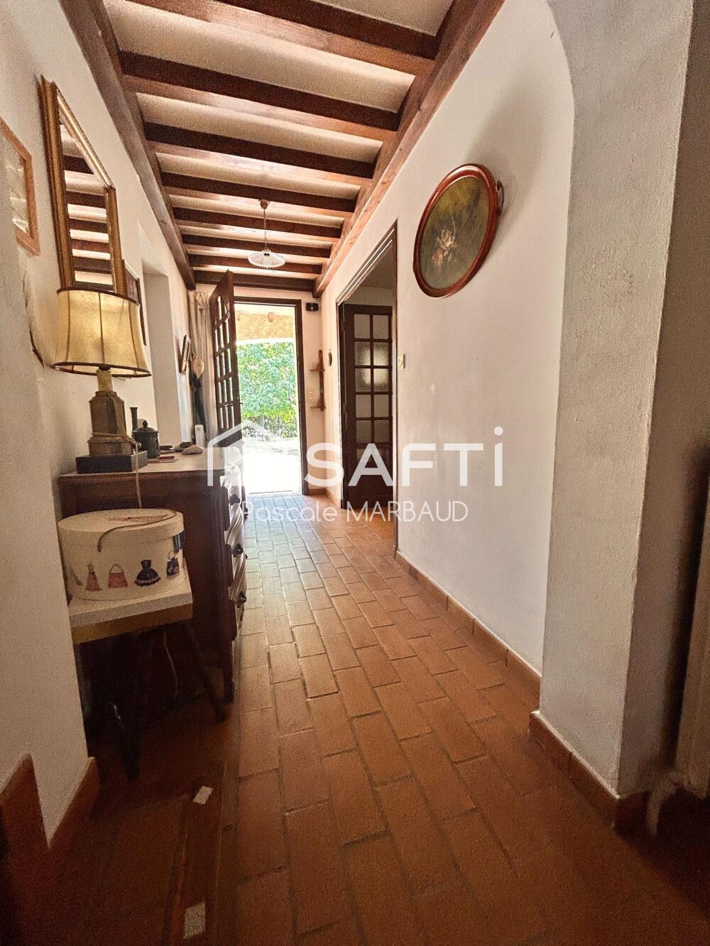 Villa avec piscine, sur 2165 m² clôturé, arboré, à l'abri des regards, au calme.