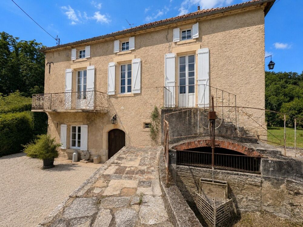 Vente Maison Ancien moulin, et dépendances dans le village. Gigouzac