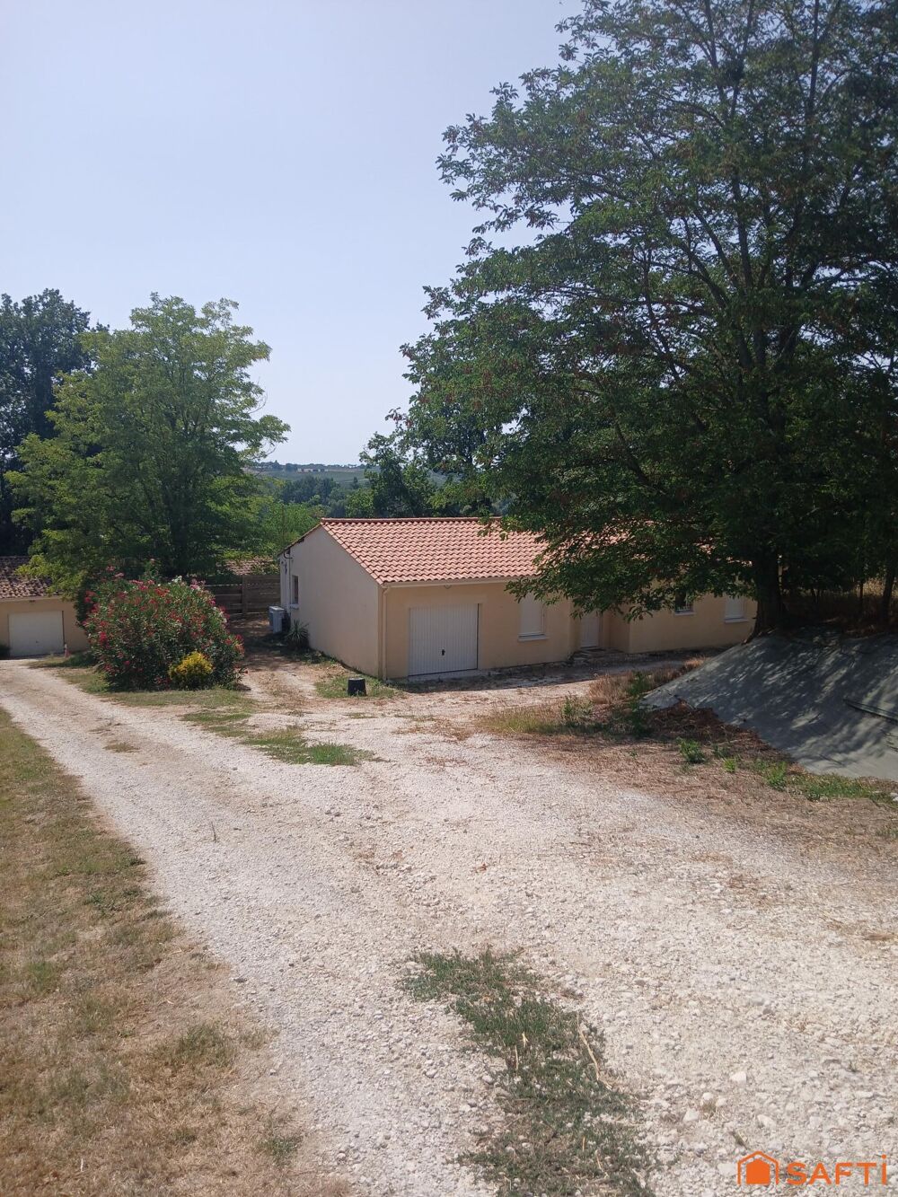 Maison contemporaine au calme, économe en énergie, parfait état, équipée de panneaux solaires.