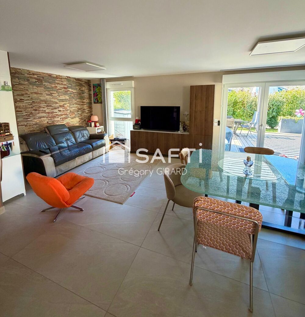 Belle appartement  PIÈCES en duplex avec grande terrasse place de parking couverte et garage fermé.