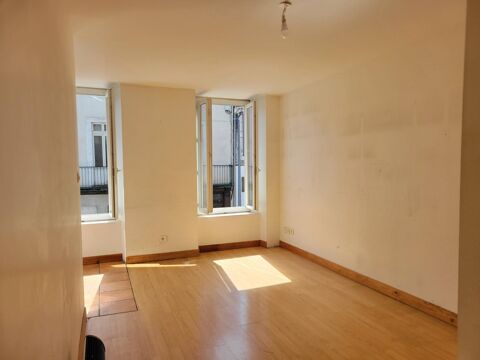   Immeuble à fort potentiel et local commercial avec studio. 