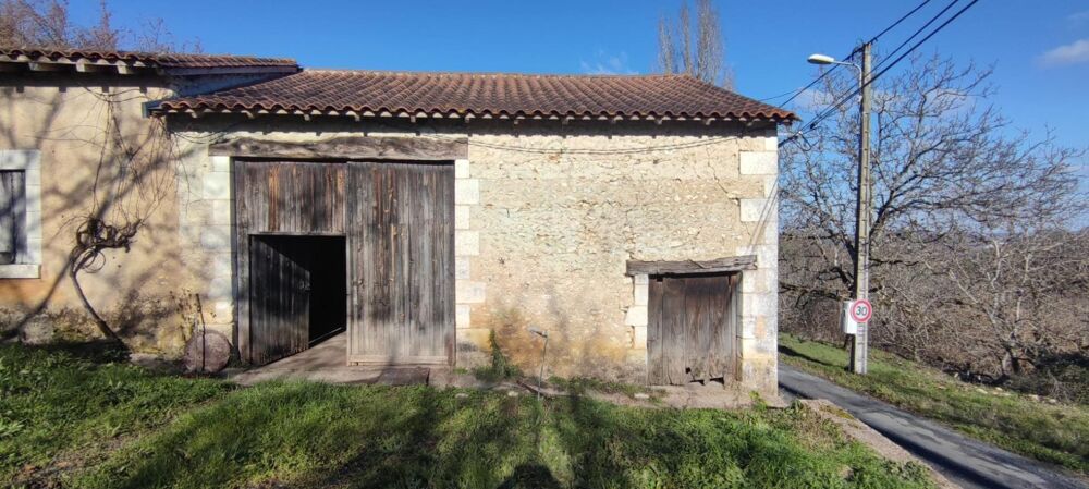Fort potentiel de rénovation pour cet ensemble de bâtis en pierre (maison + grange)