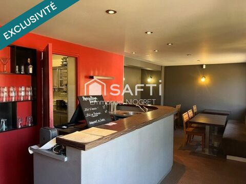   Institution local restaurant disposant d'une licence IV. 