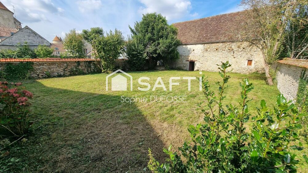 Beau potentiel pour cette maison en pierre de 127 m² à rénover avec deux granges sur un terrain clos de 705 m²