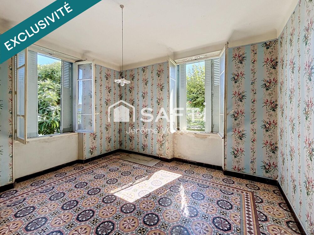 Maison de caractère des années 1930, chargée dhistoire, offrant 250 m² habitables et 150 m² de dépendances : un bien rare aux v