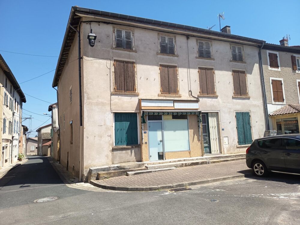Idéalement située à Romaneche thorins cette maison à rénover est idéale pour la création de plusieurs logements