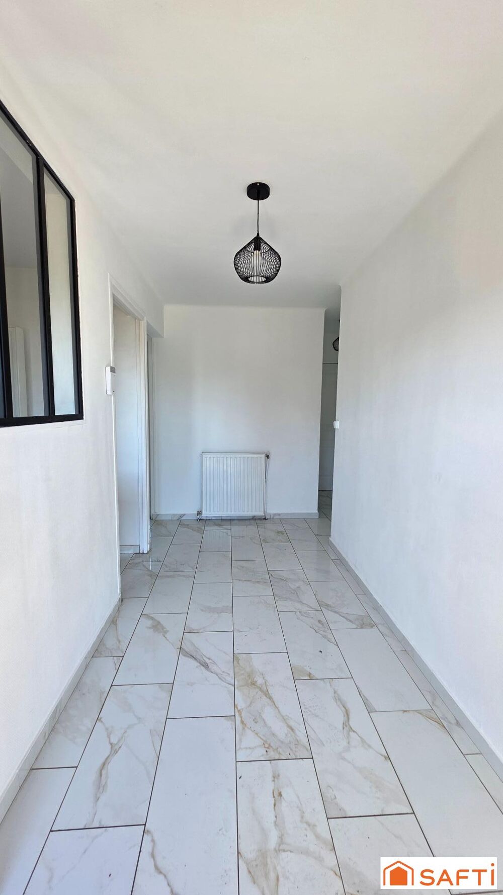 Pavillon habitable de PLAIN PIED élevé sur sous sol avec garage et dépendance T2, DPE C.