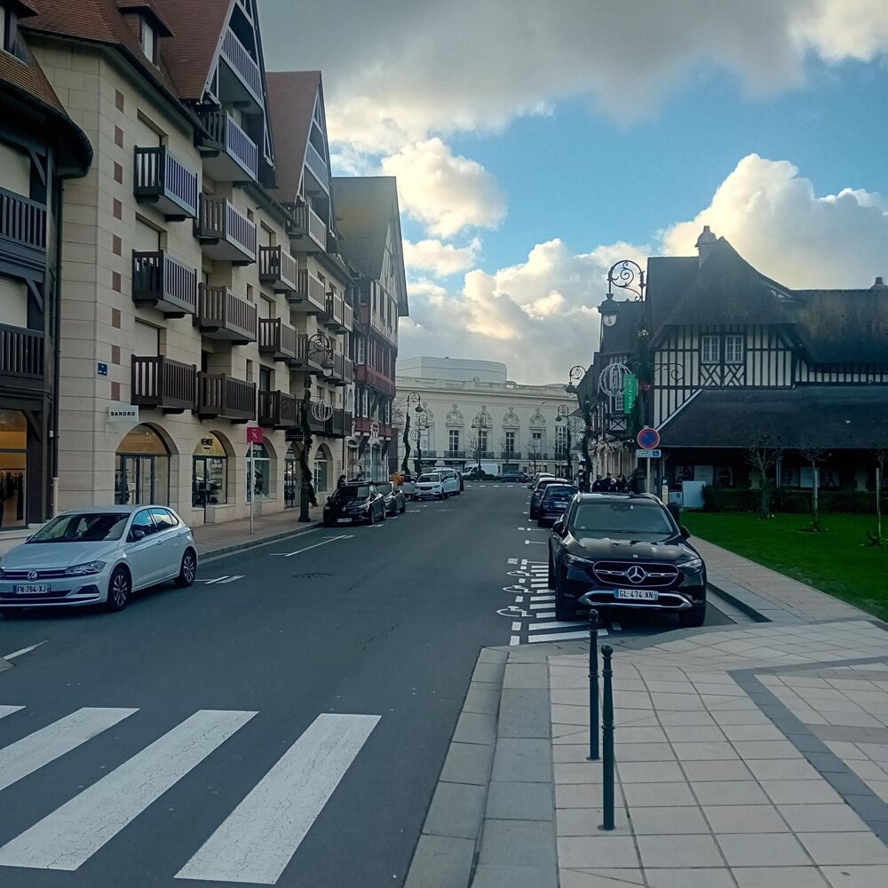 T3 Appartement de prestige 70,11 m2 ( loie Carrez ) situé à Deauville dans le prestigieux triangle d´or .