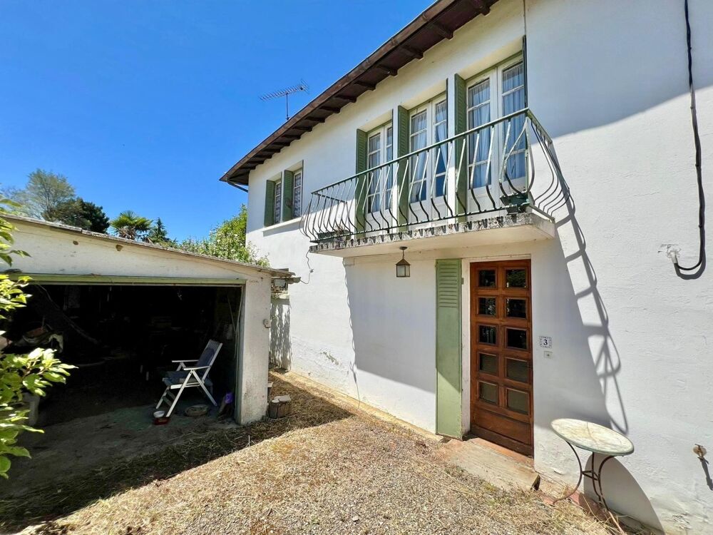 Maison mitoyenne dun côté de 117m², idéalement située au coeur de la ville dEauze.