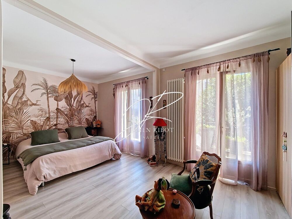 Vente Maison Maison T6 5 chambres 186 m² garage, cour, terrasse Serignan