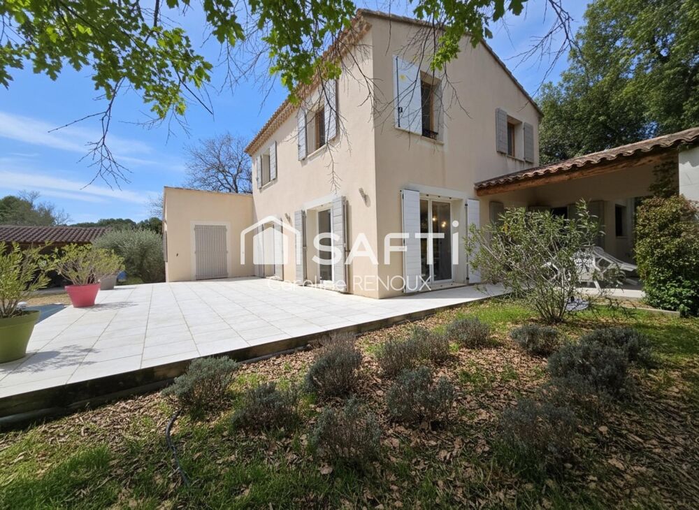 Maison provençale sur un grand terrain avec une piscine et un grand garage