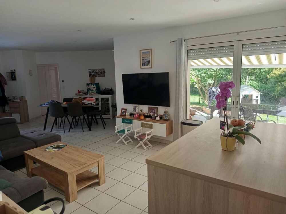 Maison contemporaine dans un environnement de verdure