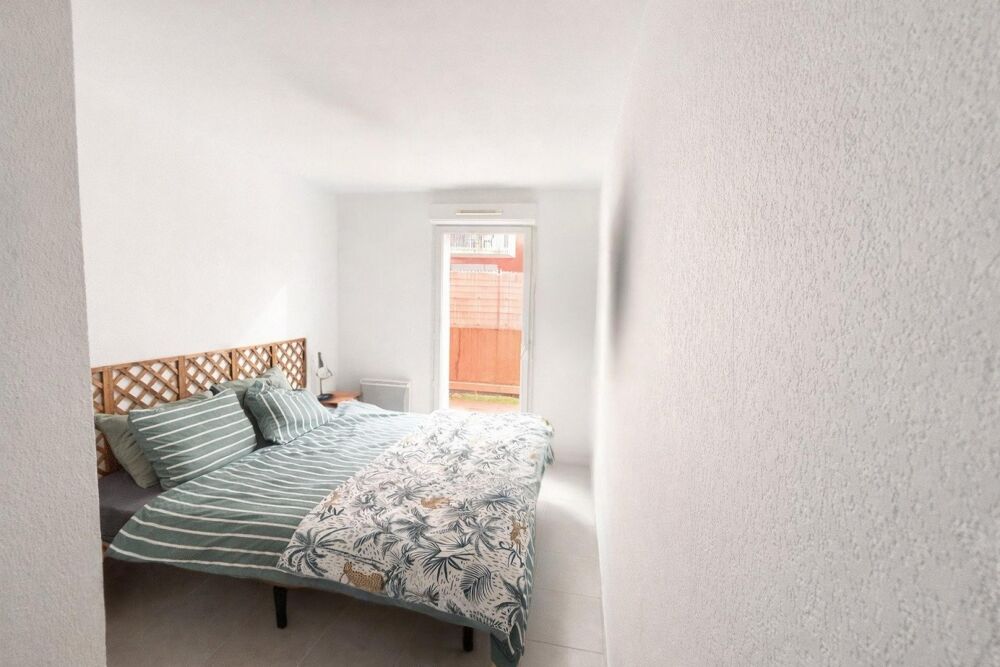 Résidence sécurisée, T3 avec vaste séjour, terrasse de 20 m² et 2 places de parking