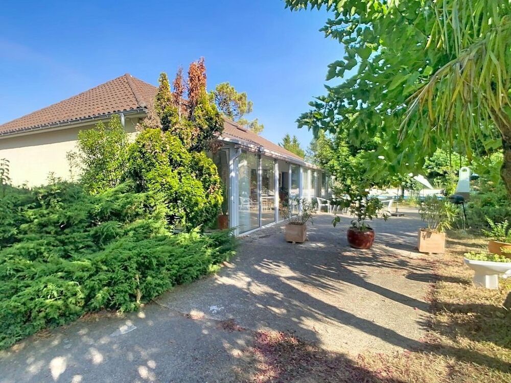 Villa de plain pied avec piscine et grand jardin.