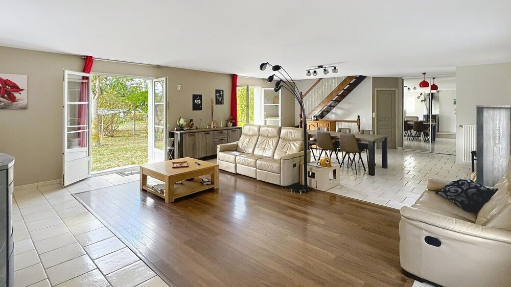 Vente Maison Construction 2004 de qualité pour cette maison alliant les styles ancien à l'extérieur et récent à l'intérieur. Mareau-aux-pres