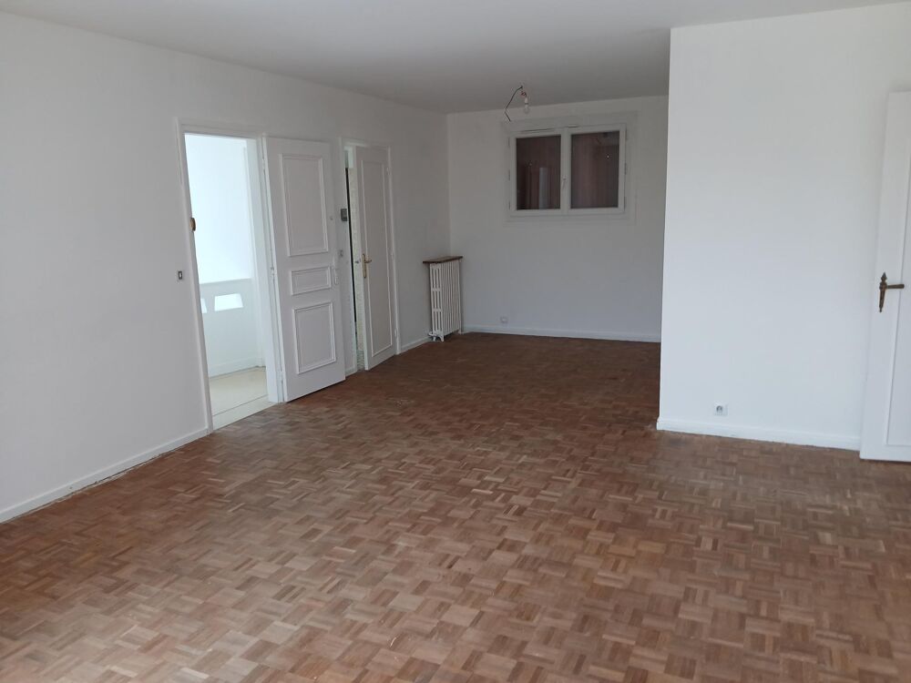 Evreux ,5mn de la gare et du centre ville belle maison 6 chambres sur sous sol