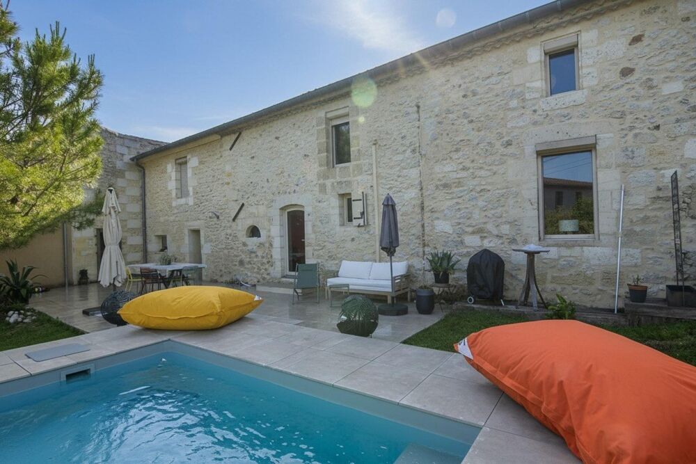 Ancienne ferme rénovée avec revenu locatif, piscine et dépendances  Villegouge
