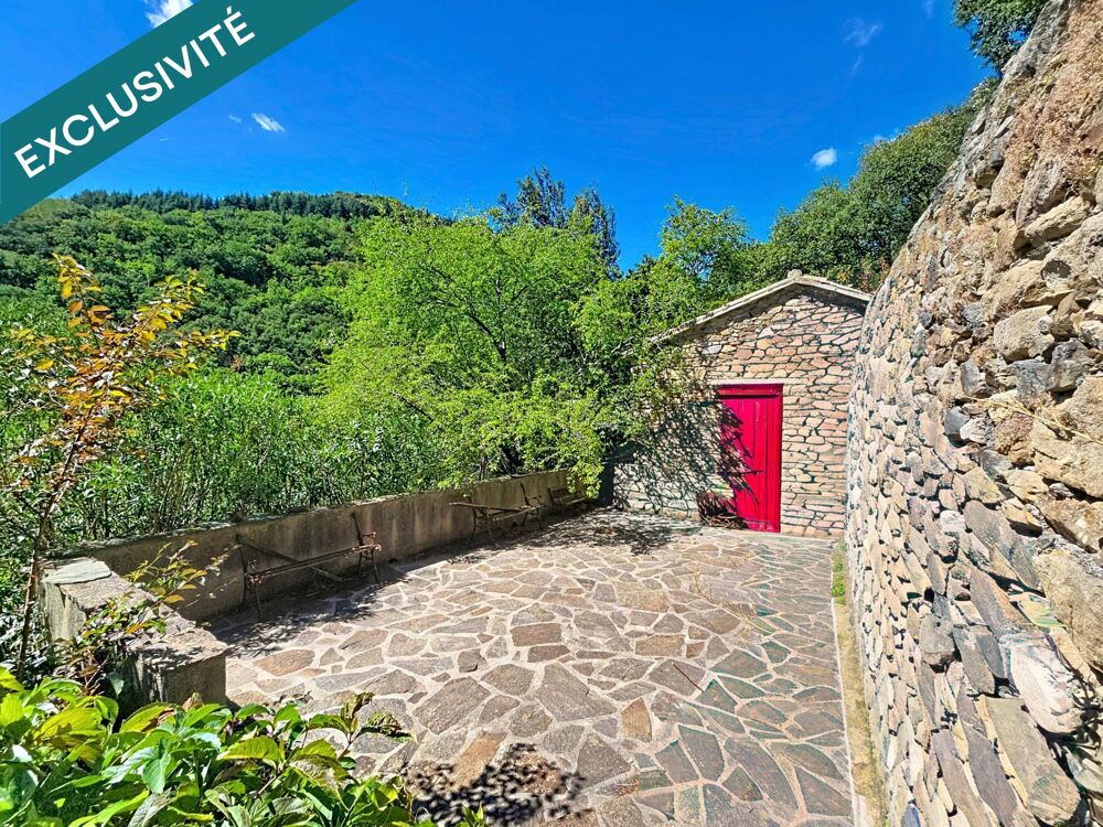 Une superbe maison en pierre entièrement rénovée, avec jardin et mazet aménagé, dans un environnement privilégié.