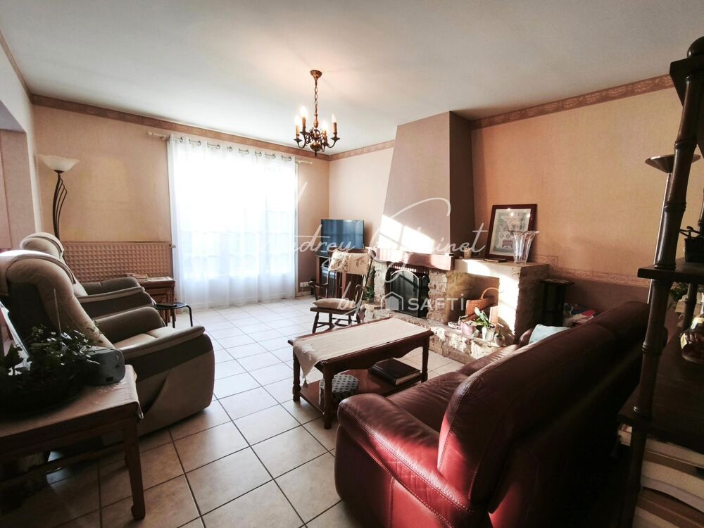 CHASSENEUIL  Maison traditionnelle familiale avec piscine, grand terrain et potentiel daménagement