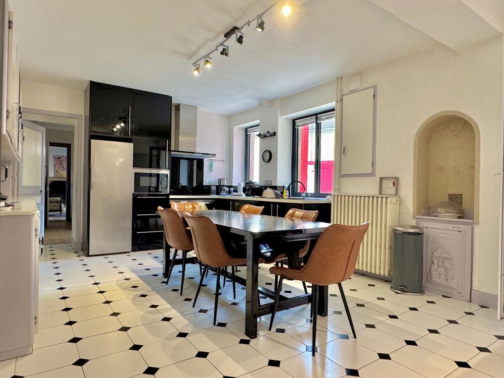 Maison bourgeoise en centre bourg avec dépendances.