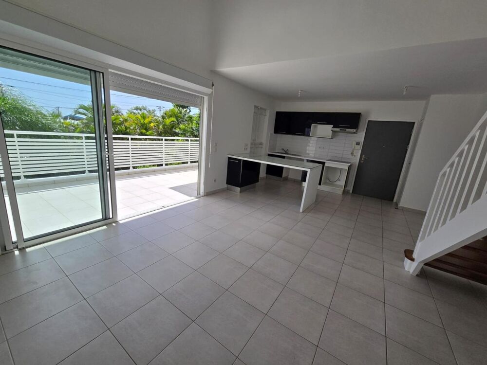 SCHOELCHER Enclos  T4 duplex avec vue mer 1490 €