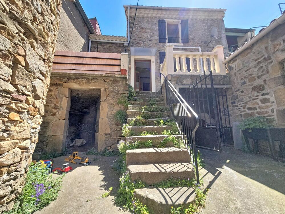 Une maison en pierres pleine de charme, avec terrasse, dépendance et caves voûtées au coeur du village de Camplong.