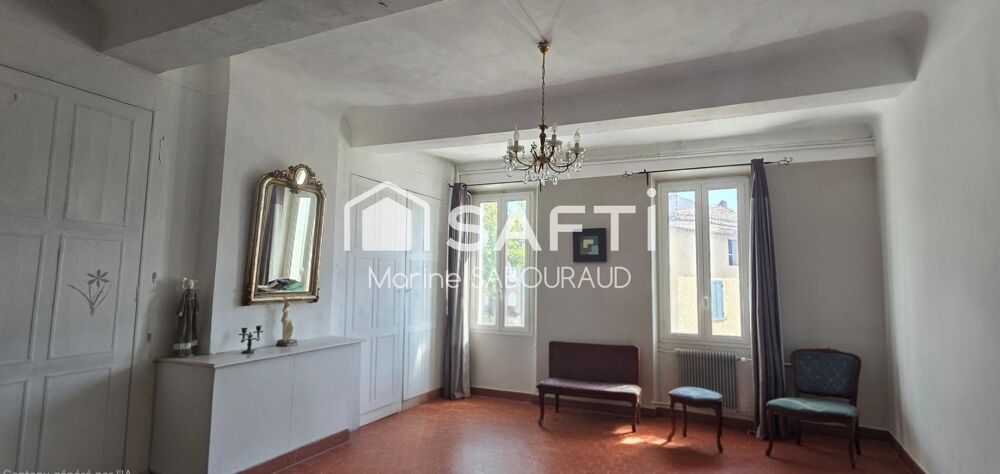 Maison de caractère de 192 m² avec local commercial et grand garage  Carcès