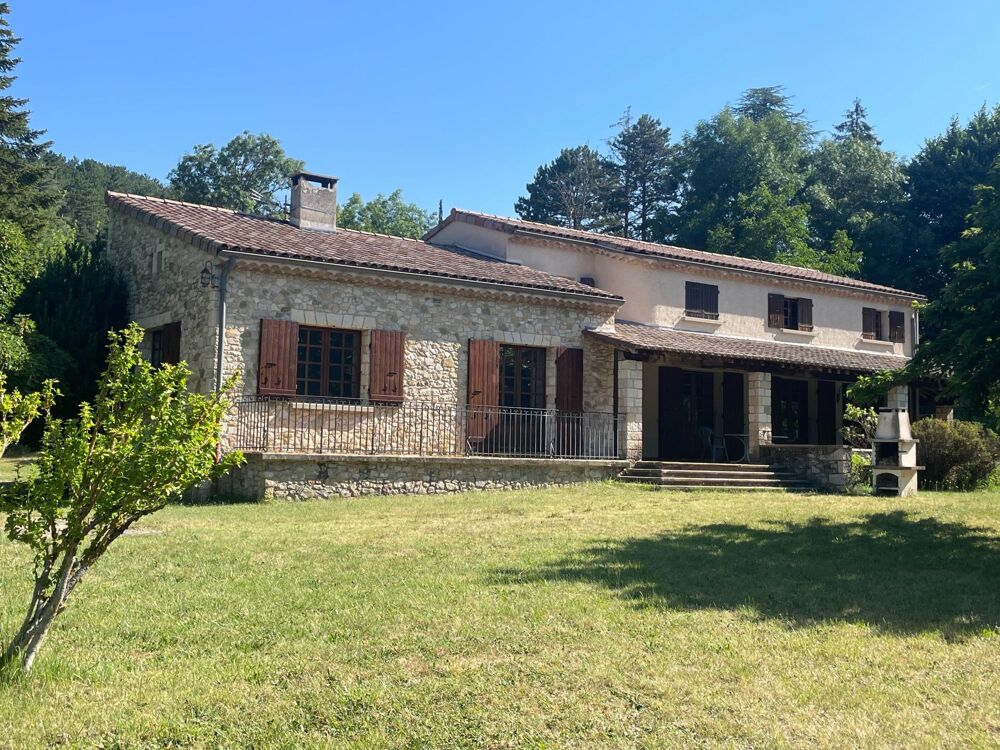 À seulement 1,5 km du centre de Dieulefit, découvrez cette spacieuse maison familiale avec grand terrain et fort potentiel d'amé