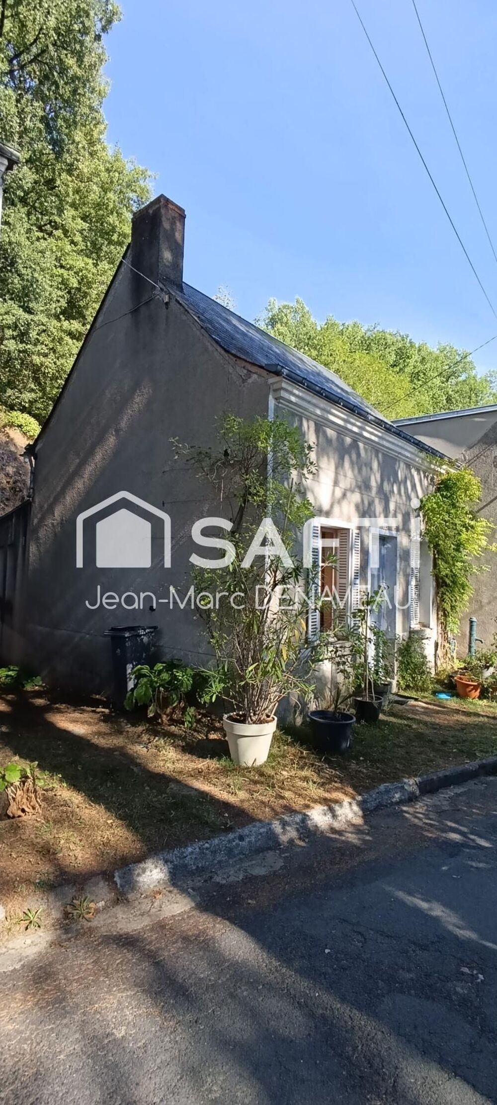 mignonne maison avec terrasse et jardin