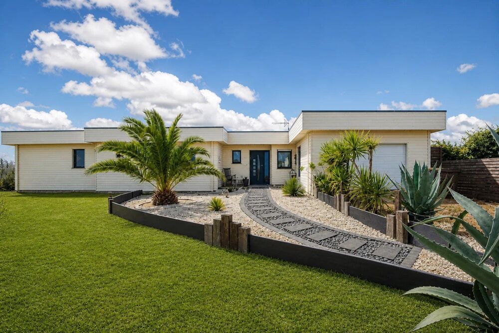 PLOUNÉVEZ-LOCHRIST  Maison de plain-pied rénovée de 168 m² à 1 km des dunes de Keremma