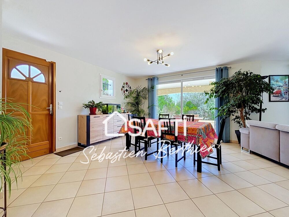Maison familiale de plain-pied  6 chambres  Terrain arboré de 2 460 m²