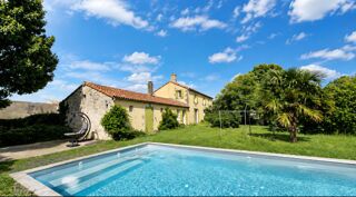 Vente Maison Maison charentaise avec piscine et dépendances. Taugon