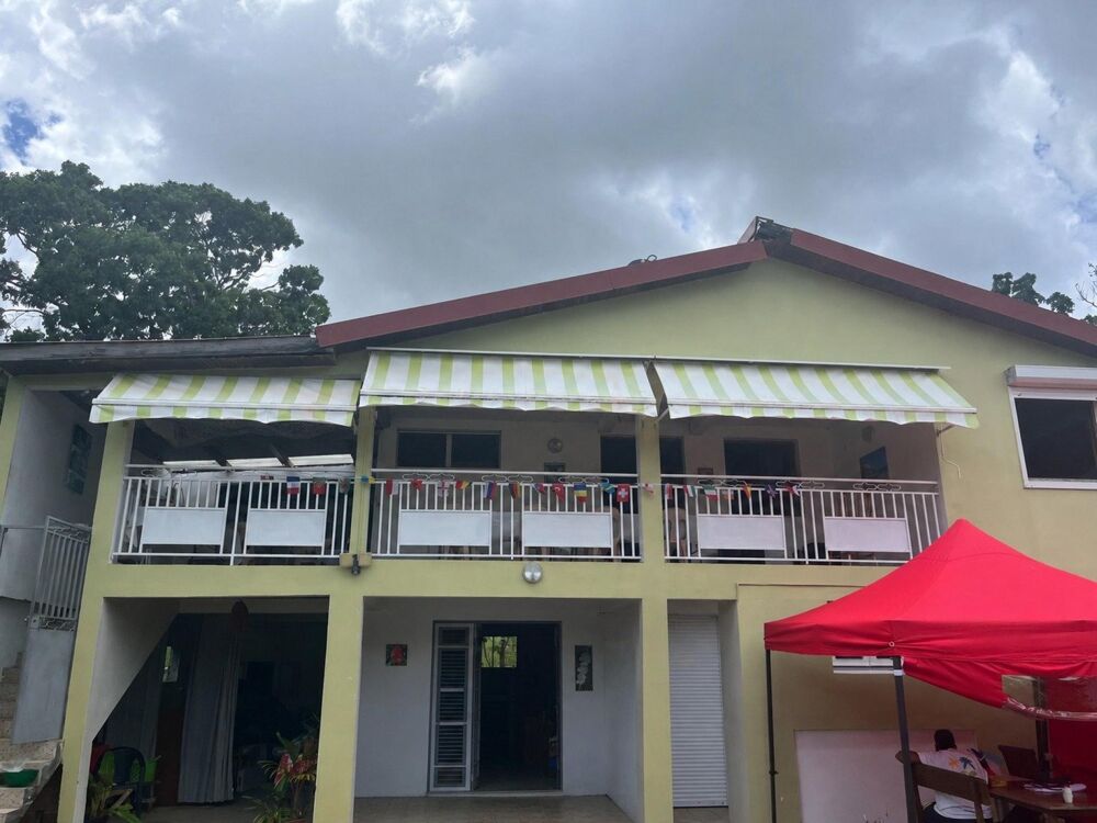 Vente Maison Découvrez cette grande propriété à Trinité offrant calme, rentabilité locative et fort potentiel d'aménagement La trinite