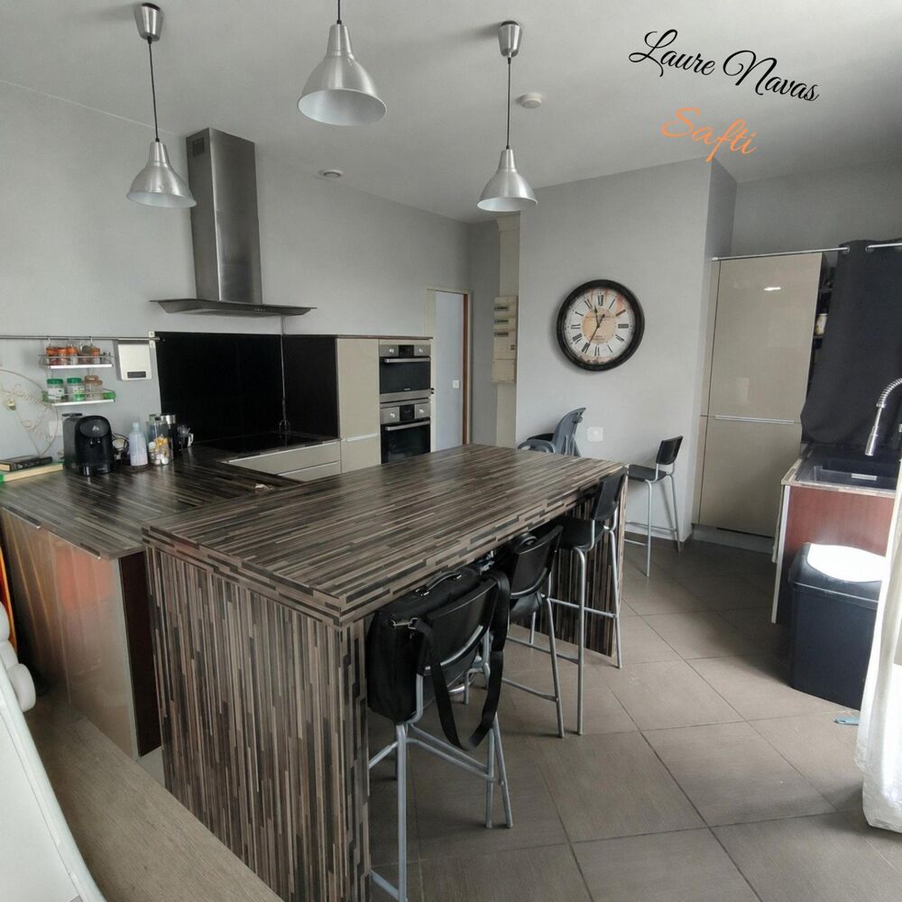 Appartement de type F3 avec cuisine équipée récente avec local commercial au RDC. Pouvant être dissocié offrant la possibilité d