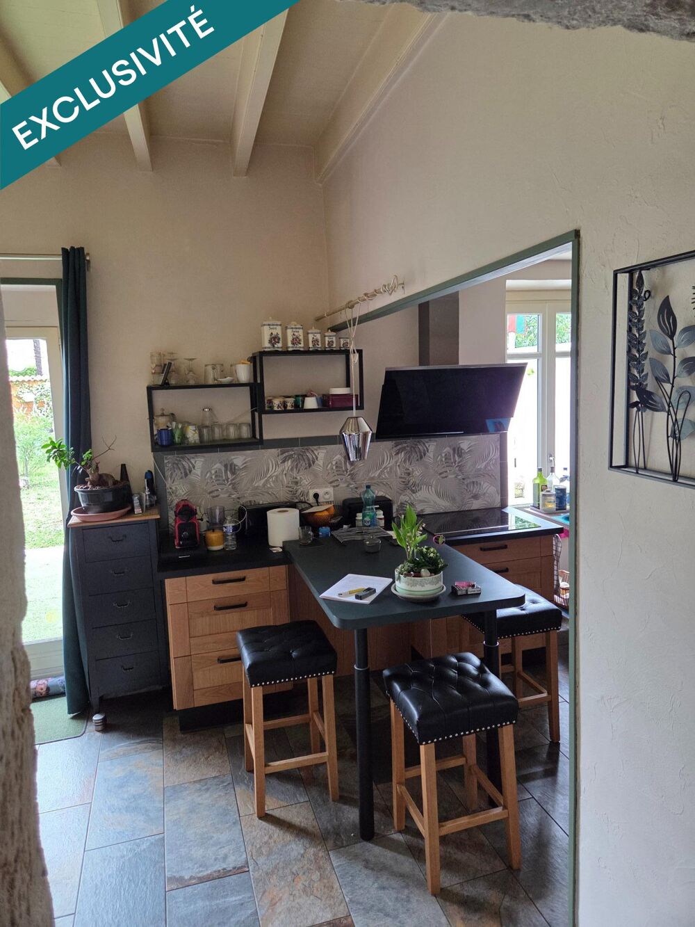 Maison d'habitation de 150 m² élevée partie sur cave, comprenant en rez-de-chaussée une entrée, un sas desservant un salon, une