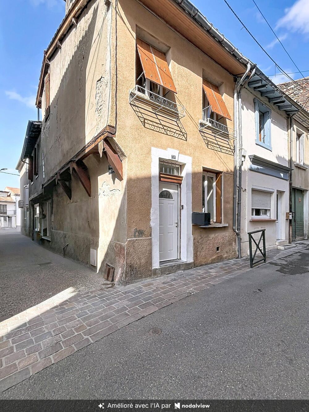 Maison de ville de 126 m² avec garage, cour intérieure.