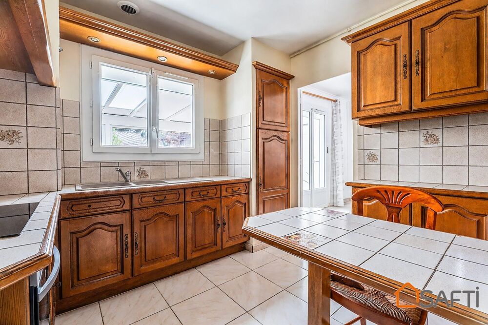 Maison familiale vivable de plain-pied avec 5 chambres et garage