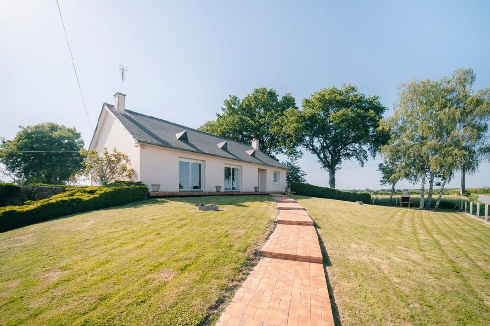 Maison de qualité de 135 m² à rénover avec un terrain de 6855 m² dans la campagne d'argentré du Plessis