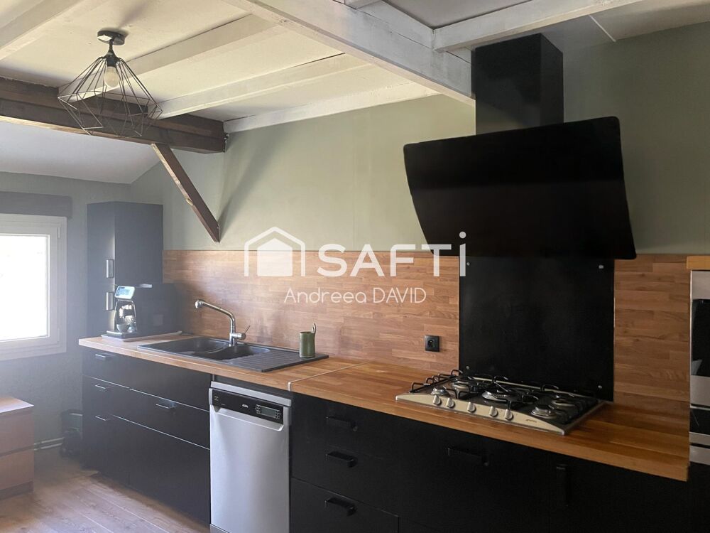 Édifiée sur un terrain clos et arboré de 858 m², cette m....